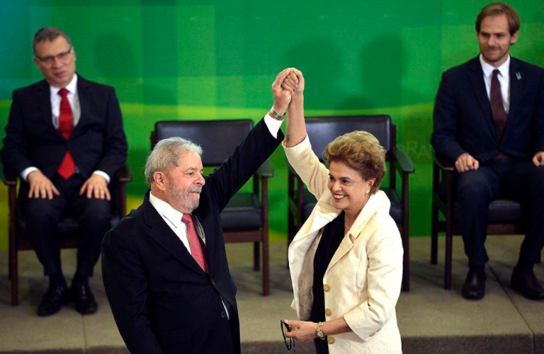 A então presidente Dilma Rousseff empossa o ex-presidente Lula como ministro-chefe da Casa Civil, decisão suspensa no mesmo dia pelo ministro do STF Gilmar Mendes. 