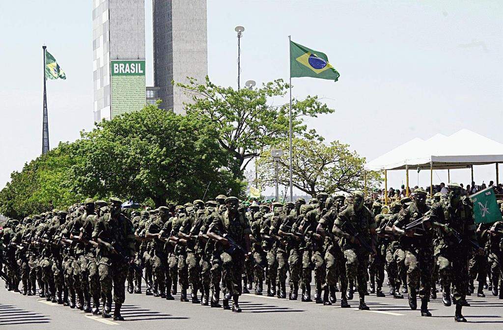 Soldados do Exército Brasileiro durante o desfile militar do Dia da Independência de 2003 em Brasília (Foto: Victor Soares | Agência Brasil).
