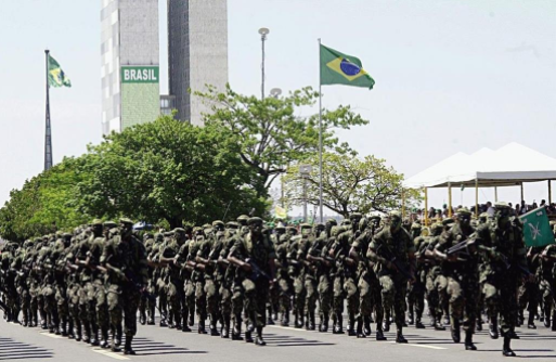 Desfile do Exército brasileiro no dia da independência, em 2003.