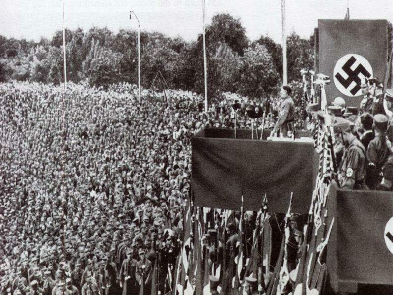 Adolf Hitler em discurso à juventude nazista. Foto: História Digital