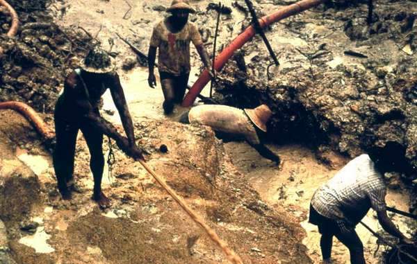 O garimpo ilegal está destruindo a floresta dos índios, e poluindo seus rios com mercúrio. Ilustrativo do genocídio indígena Fonte: Colin Jones/Survival