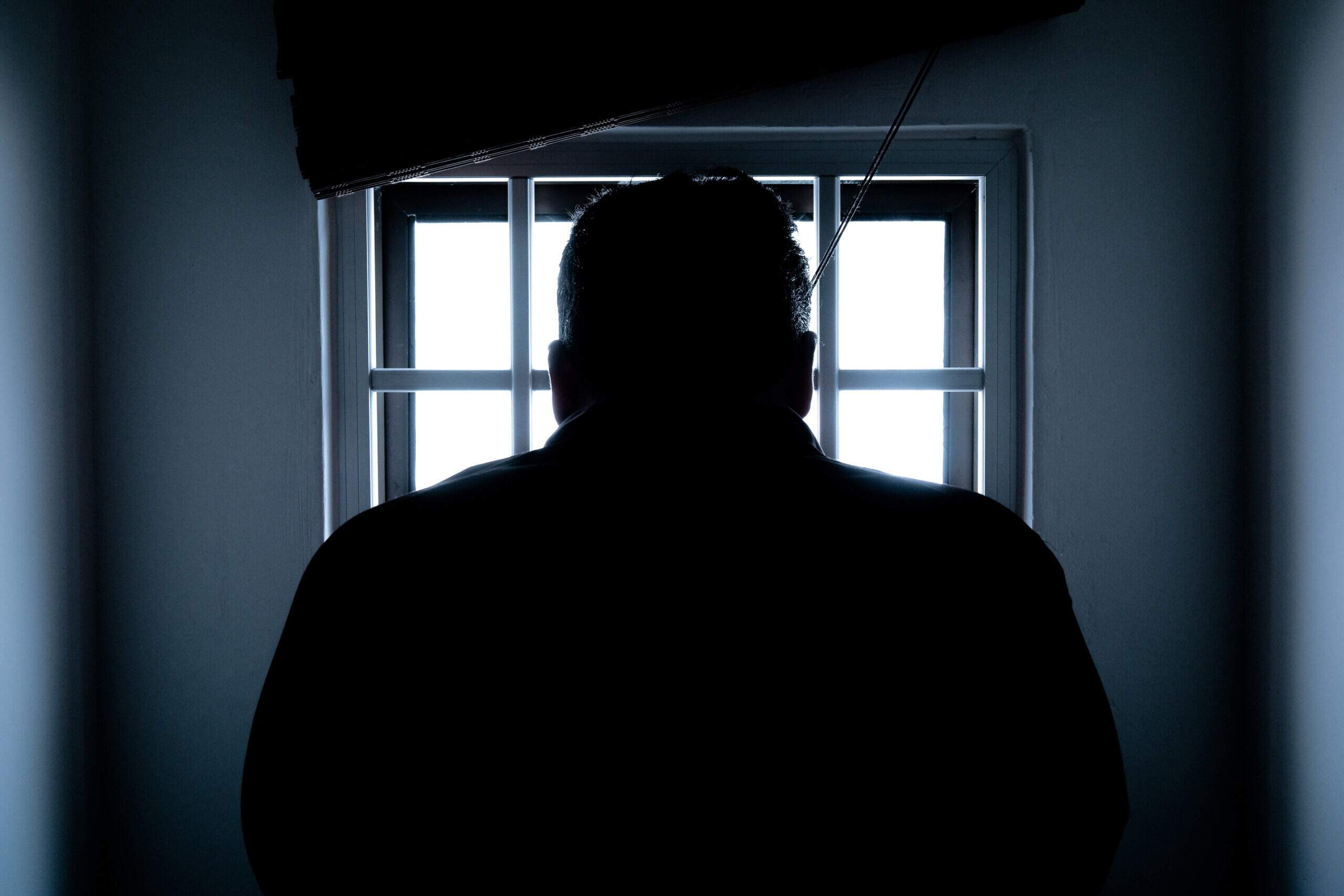 Silhueta em frente a uma janela | Princípio da intranscendência da pena – Artigo Quinto