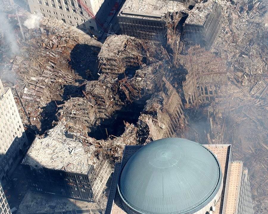 Foto da destruição dos prédios causada pelo ataque terrorista do 11 de setembro. Conteúdo China e Estados Unidos.