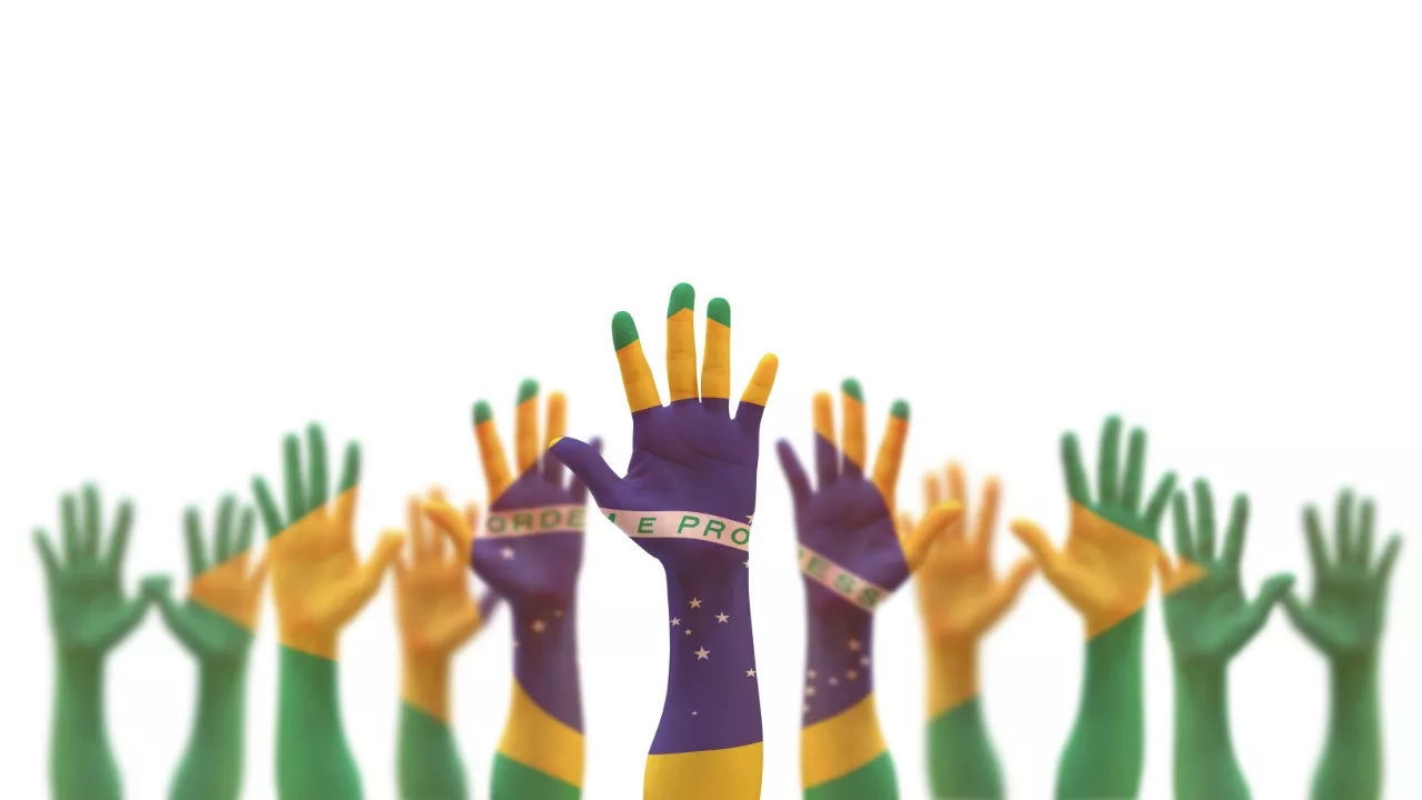 mãos para o alto pintadas, formando a bandeira do brasil. democracia brasileira.