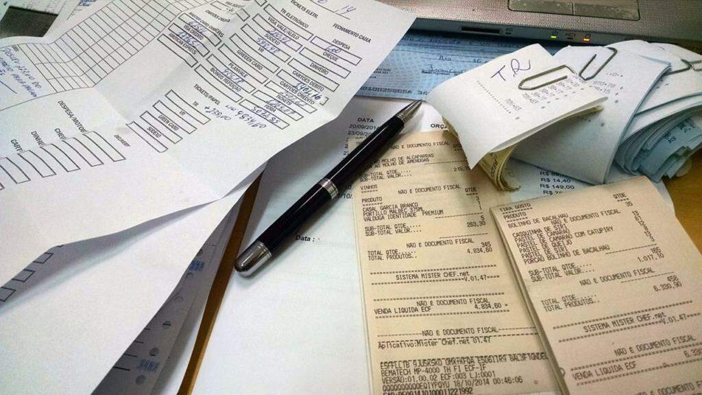 Cupons e notas fiscais, instrumentos onde costumam estar marcados impostos sobre probdutos.Foto: Pixabay.