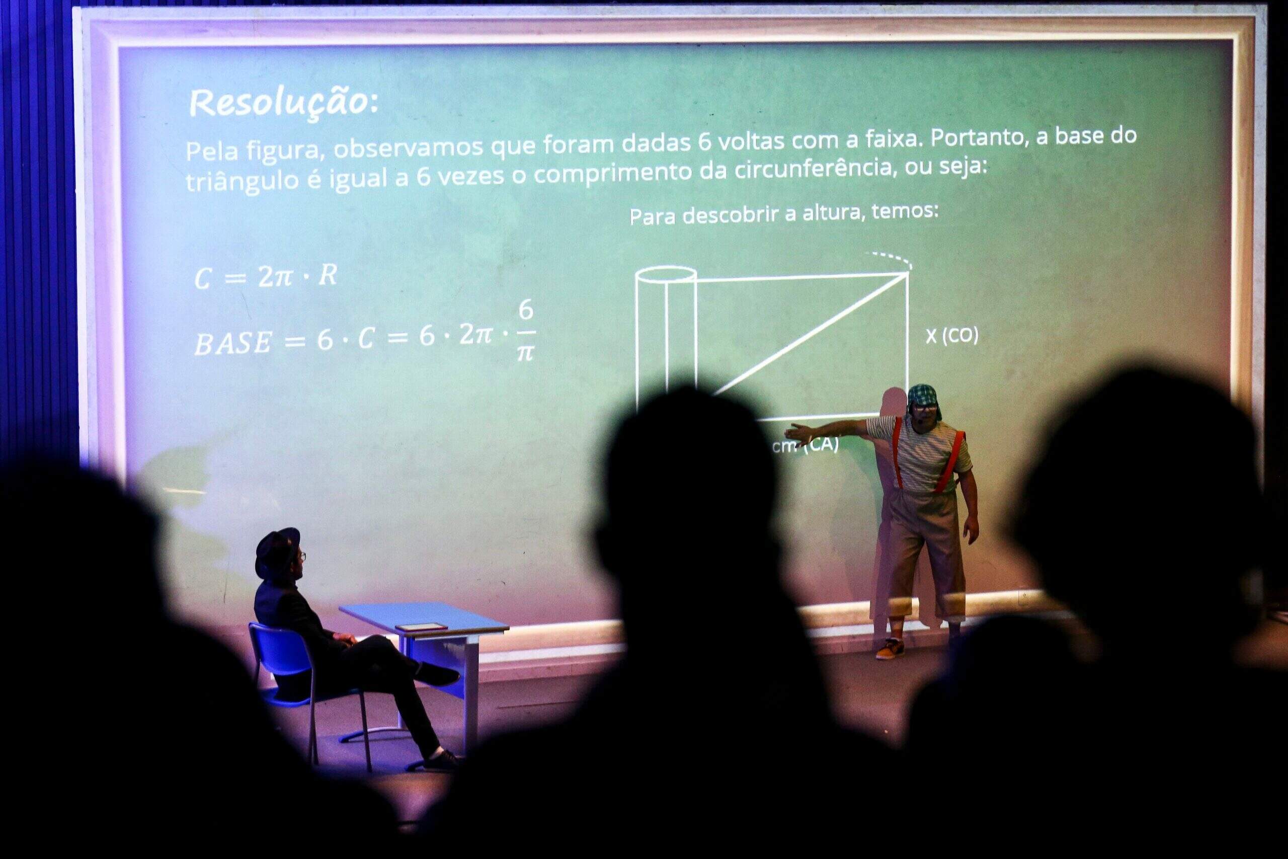 Imagem de quadro de sala de aula com exercício de matemática em aulão. Conteúdo sobre ID Estudantil