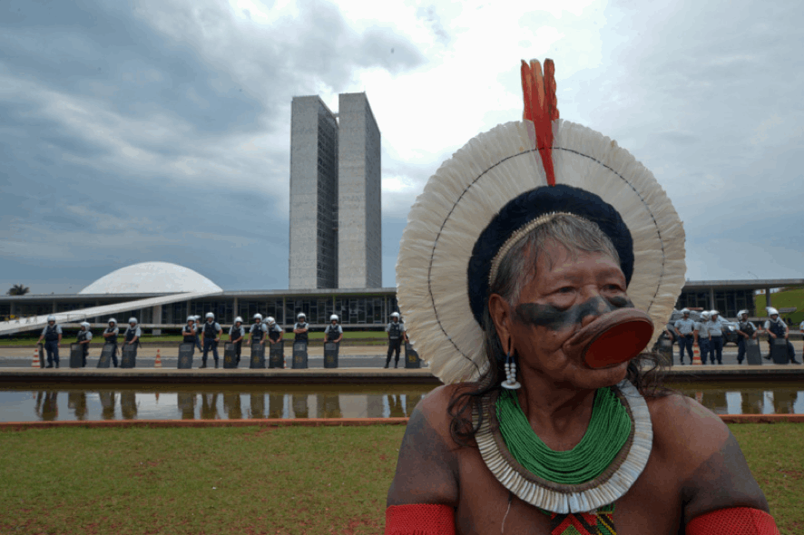 Indígena se manifestando em frente ao Congresso Nacional. (Foto: Mario Vilela/Funai)