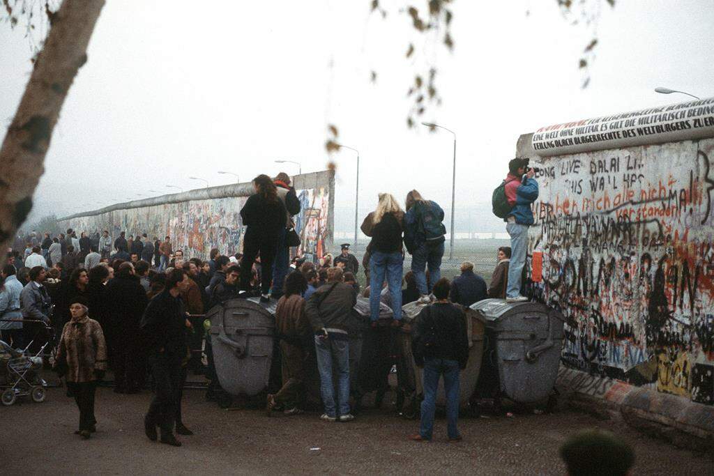 Cidadãos alemães ocidentais no Muro de Berlim, na Potsdamer Platz, em novembro de 1989. Foto: Jim Garamone.
