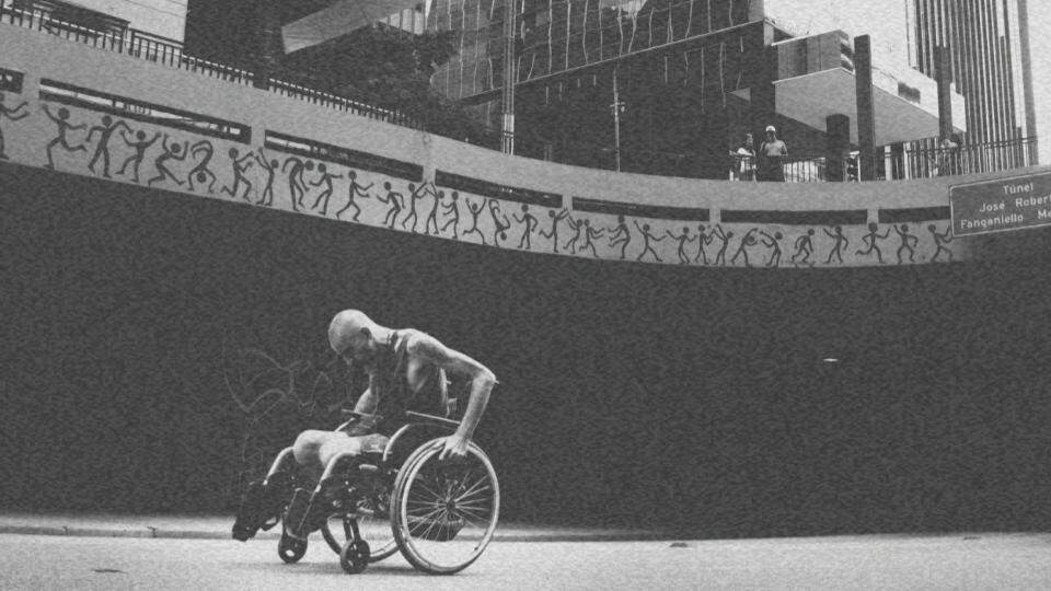 Imagem de uma pessoa com deficiência física em uma quadra vazia representando as pessoas com deficiência no Brasil e os seus direitos