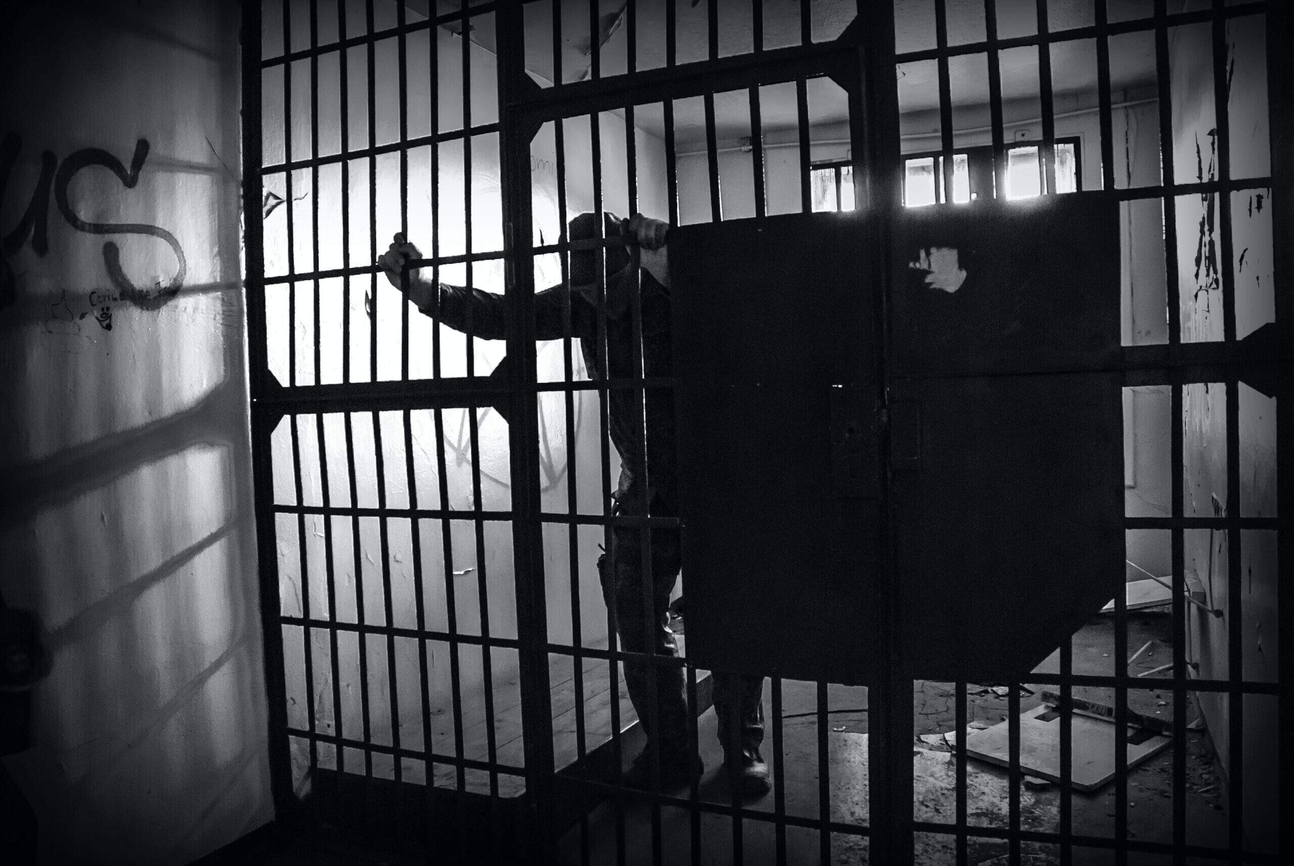 Imagem representando uma condenação à prisão por erro judiciário | Artigo Quinto