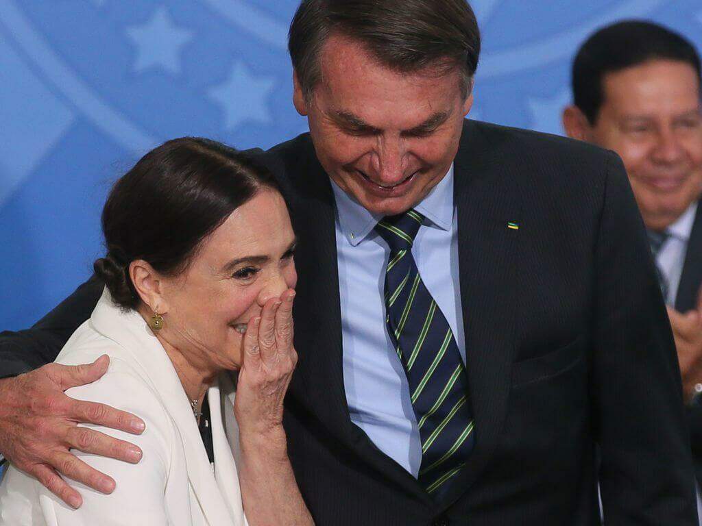 Na imagem, Jair Bolsonaro e Regina Duarte se abraçam. Conteúdo sobre a secretaria da cultura.