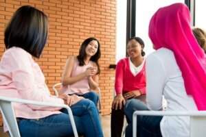 Cinco mulheres, de diferentes etnias, conversando sentadas em cadeiras, formando um círculo | Dissolução de associações – Artigo Quinto