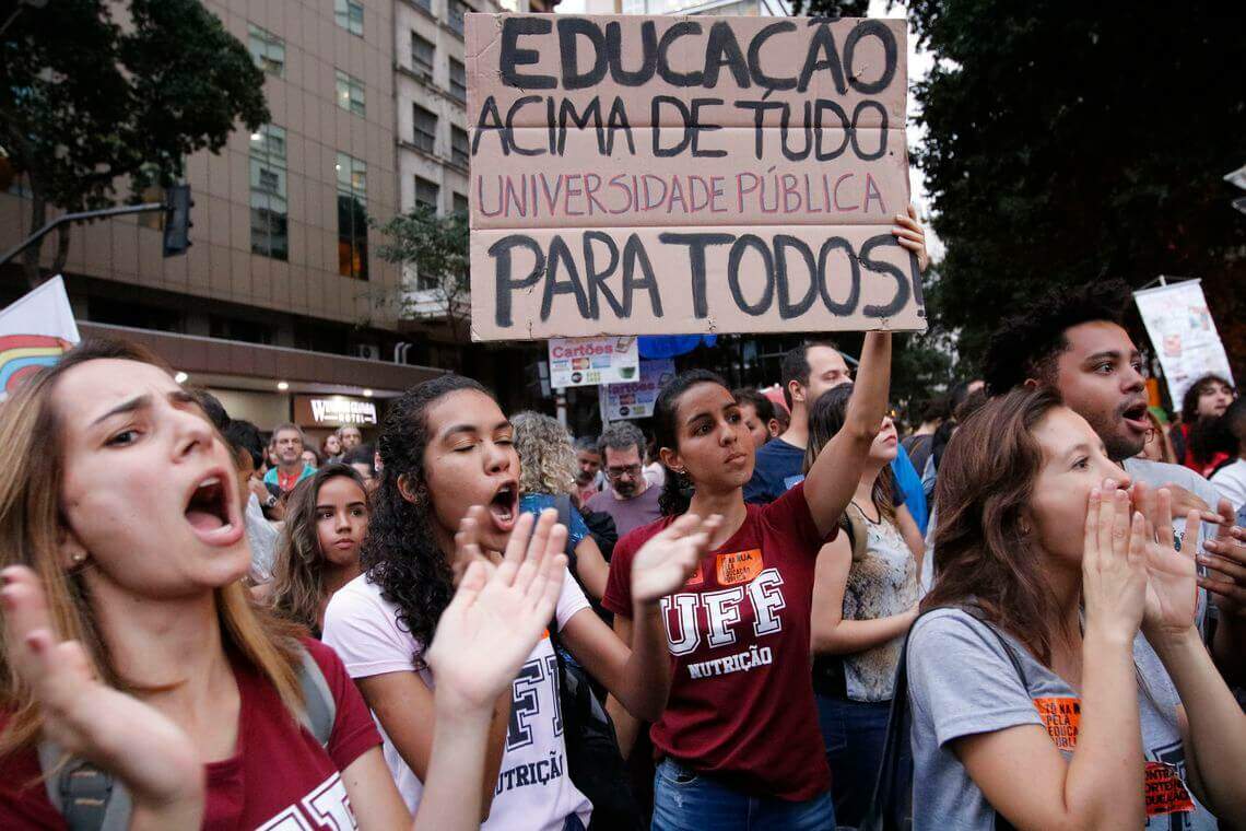 Estudantes e professores de institutos federais e universidades fazem manifestação na Avenida Presidente Vargas em protesto contra o bloqueio de verbas da educação. (Foto: Fernando Frazão/Agência Brasil)