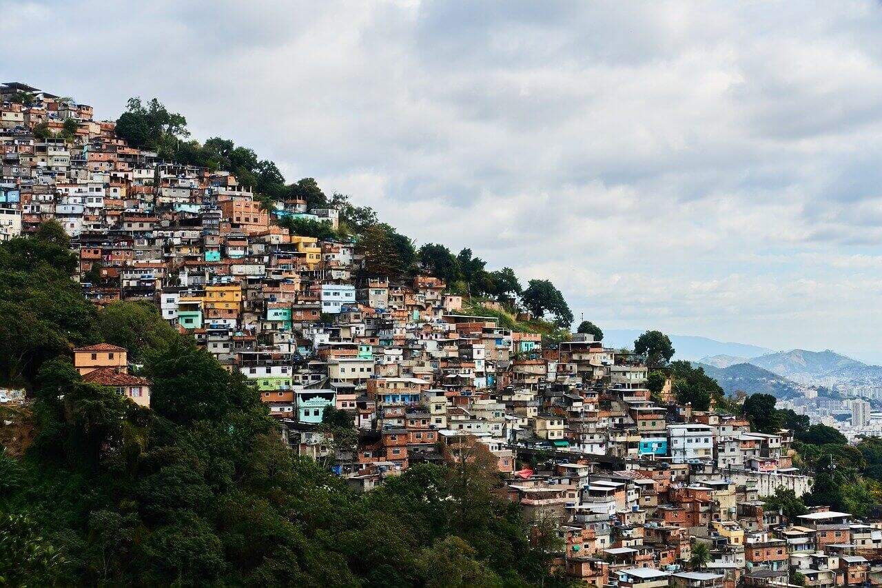 Imagem área de uma periferia no Rio de Janeiro, Brasil. Conteúdo sobre vulnerabilidade social. 