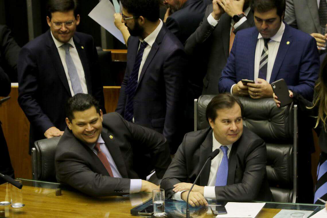 Na imagem, Rodrigo Maia e Davi Alcolumbre. Conteúdo "o Brasil vive um parlamentarismo informal?"