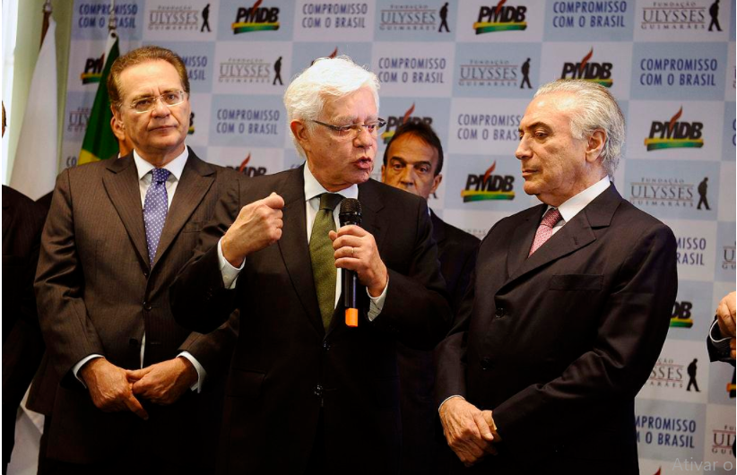 Moreira Franco discursa ao lado do hoje presidente Michel Temer (dir.) e do senador Renan Calheiros (esq.). 