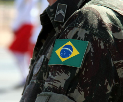 Uniforme padrão do Exército brasileiro. 