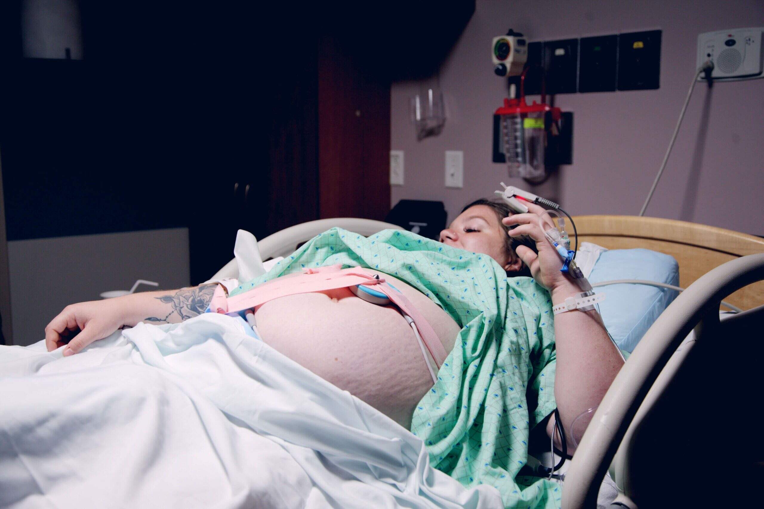 Imagem de uma mulher grávida recebendo atendimento hospitalar