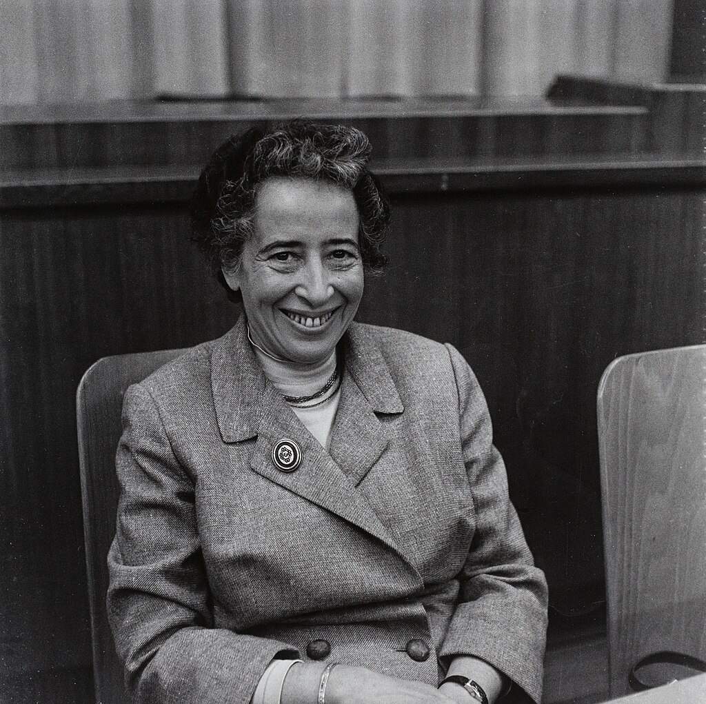 Hannah Arendt no 1º Congresso de Críticos da Cultura, 1958. 
Imagem: Wikimedia Commons / Barbara Niggl Radloff