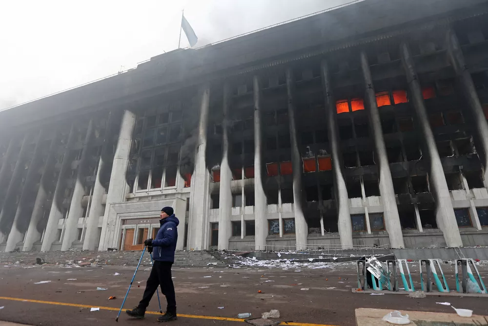 Prédio da Prefeitura de Almaty incendiado durante os protestos ou a "revolução colorida" do Cazaquistão. Pavel Mikheyev/Reuters.