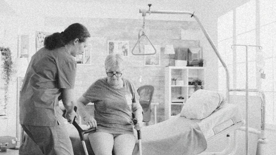 Imagem de uma idosa sendo cuidada por uma enfermeira em uma maca representando a geriatria e a promoção da saúde aos idosos