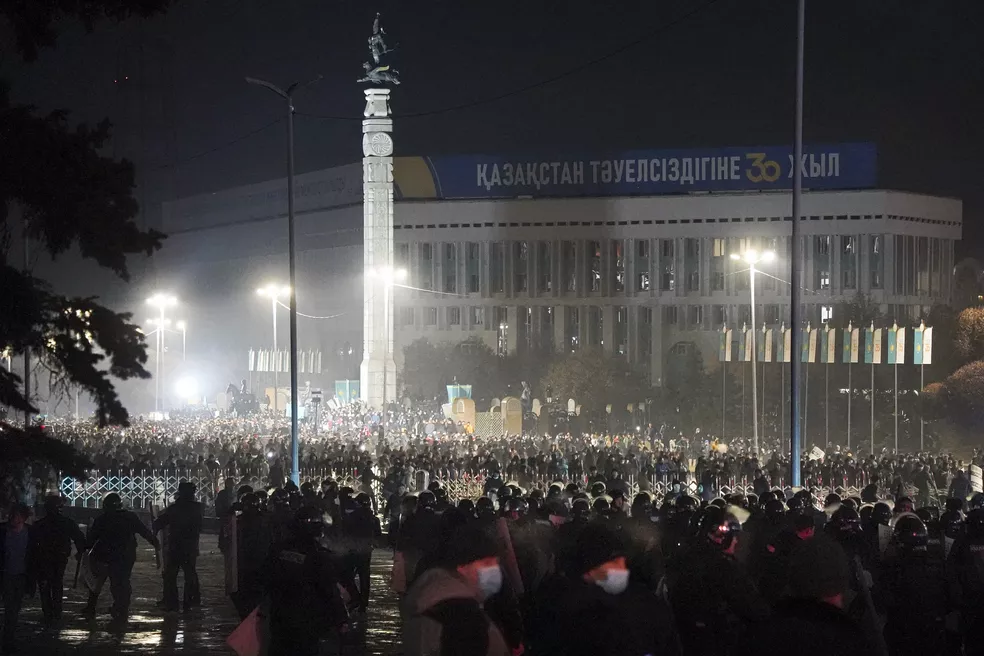 Forças de segurança e manifestantes da "revolução colorida" no centro de Almaty, a maior cidade do Cazaquistão, durante protesto em janeiro de 2022. Foto: Vladimir Tretyakov/AP.