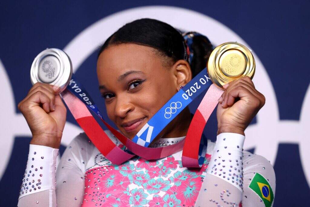 Rebeca Andrade com suas duas medalhas. Texto: Políticas Públicas para esporte. Imagem: Lindsey Wasson/ Reuters.