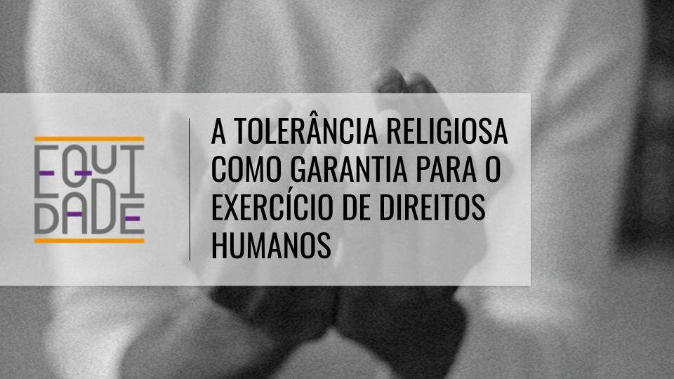 Imagem com o logo do projeto Equidade sob o título "A tolerância religiosa como garantia para o exercício de direitos humanos" com a imagem das mãos de uma pessoa em posição de oração ao fundo