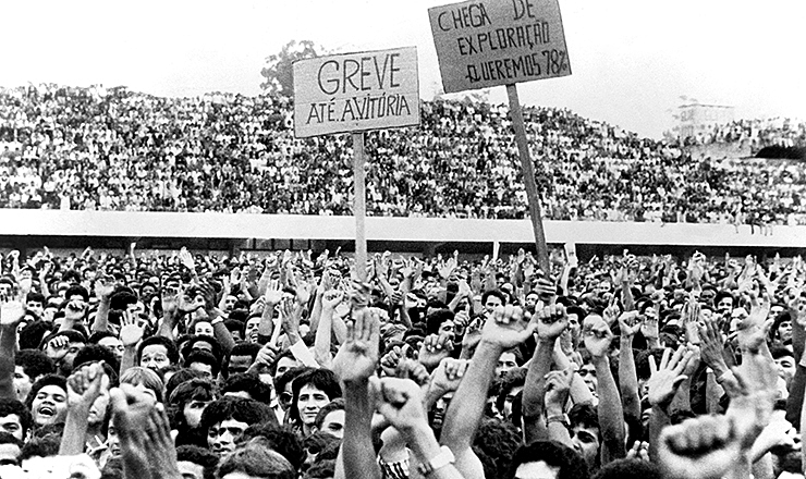 Greve 1979 – Trabalhadores em assembleia no Estádio de Vila Euclides, em São Bernardo do Campo, em março de 1979. Imagem: Memorial da Democracia.