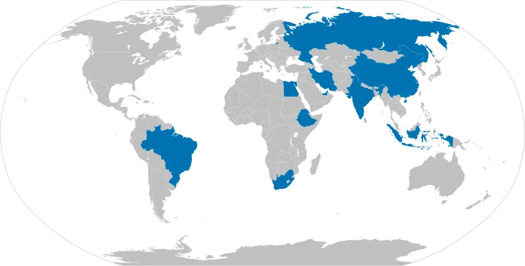 Imagem do mapa múndi com os 11 países que compõem os BRICS destacados.