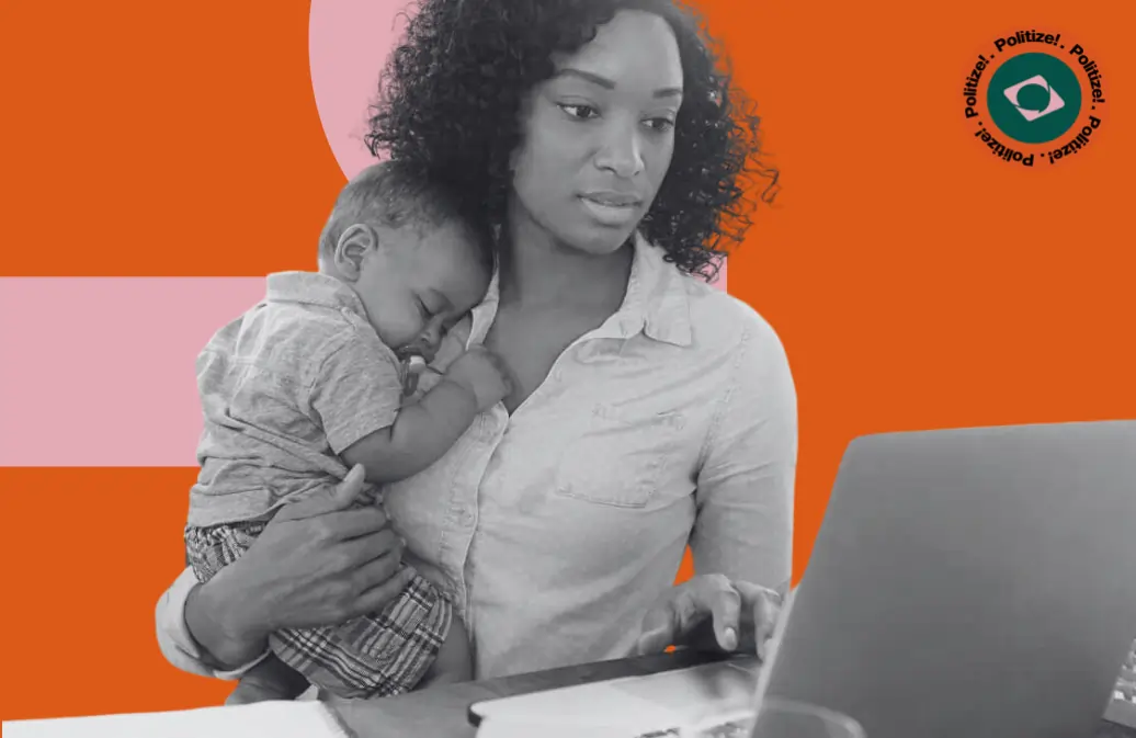 Uma mulher negra segurando um bebê no colo.