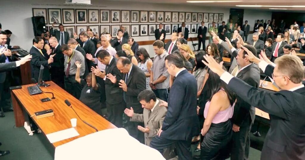religião e política se mistura. Na imagem, há vários deputados em um culto evangélico na câmara dos deputados