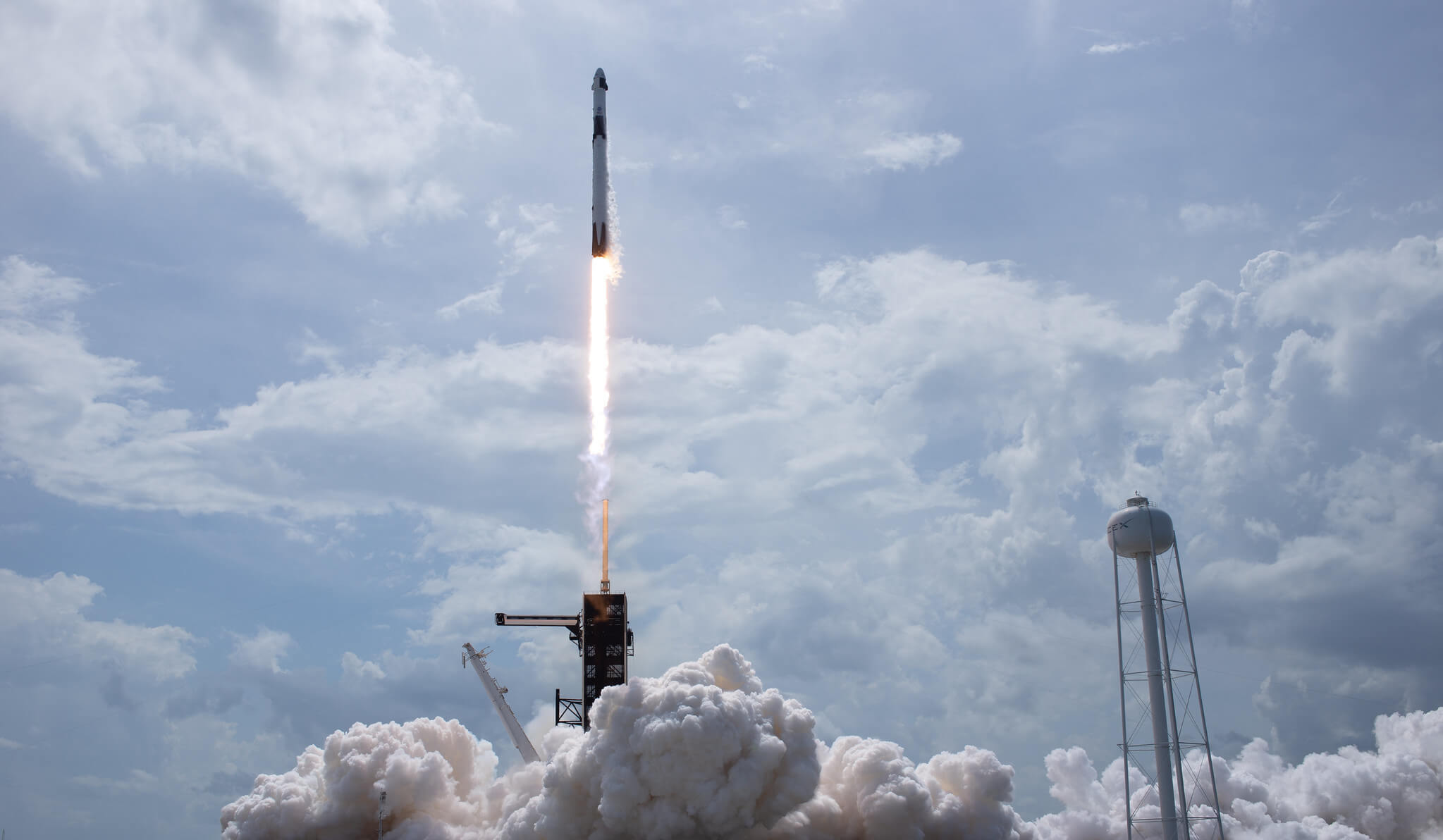 Lançamento do foguete Falcon 9 ((NASA / Bill Ingalls, via Fotos Públicas)