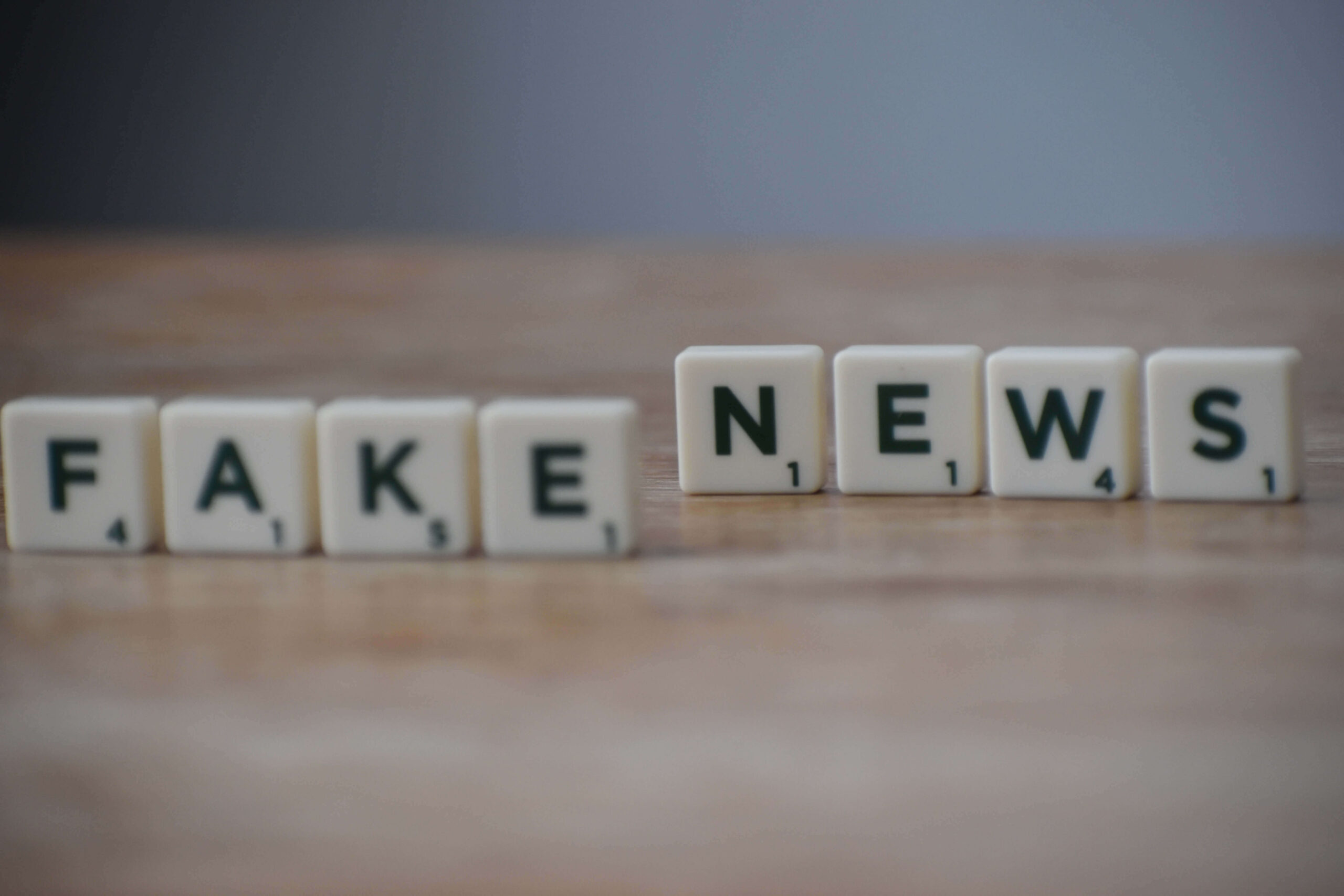 Na imagens, peças de jogo soletram Fake News. Conteúdo sobre regulamentação contra notícias falsas