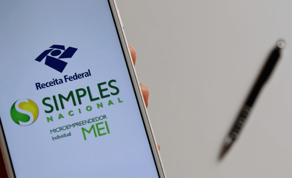 Imagem de um celular com as logos da Receita Federal, Simples Nacional e MEI na tela.