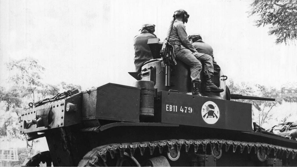 Imagem de militares em cima de um tanque de guerra. Texto: 61 anos da ditadura militar no Brasil