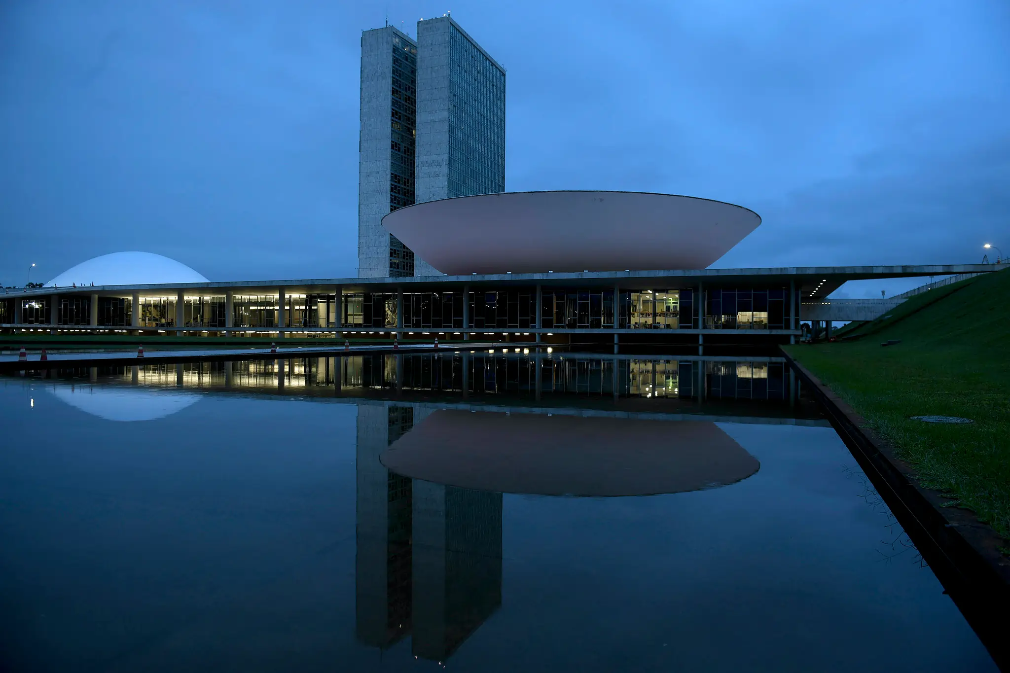 Fachada do Congresso Nacional. Texto: Como fiscalizar o presidente da República?