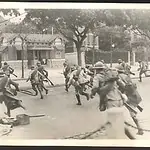 Imagem em preto e branco de soldados nas ruas do Rio de Janeiro em 1935. Texto: Intentona Comunista: conheça a história da Revolta Comunista de 1935
