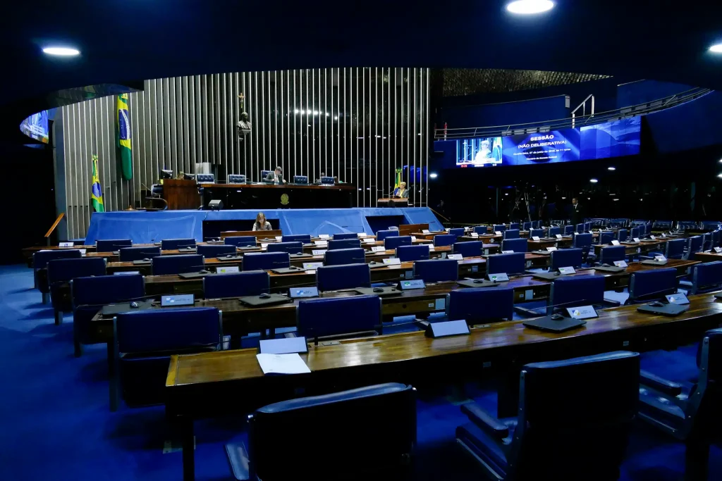 Imagem de uma sessão não deliberativa no plenário. Texto: Recesso parlamentar: por que os parlamentares tiram férias?