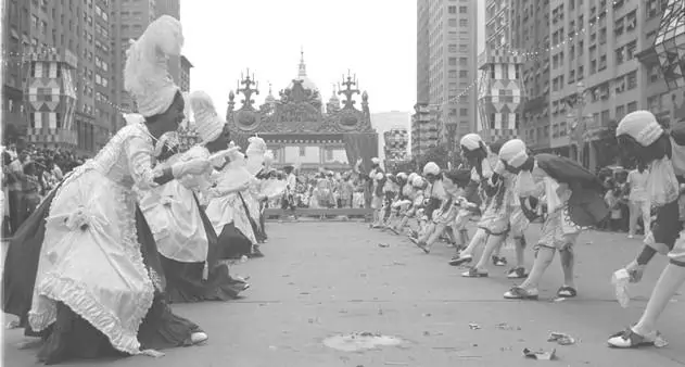 Imagem de desfile da escola de samba Salgueiro em 1963 representando Chica da Silva