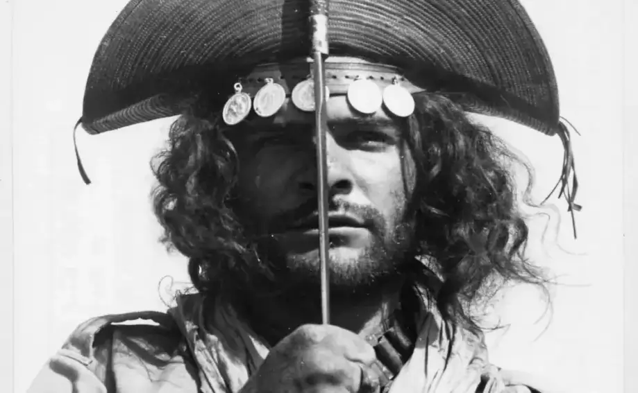 Othon Bastos no filme "Deus e o Diabo na Terra do Sol", um dos filmes mais populares do movimento do Cinema Novo.