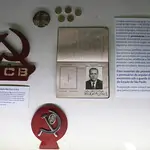 Símbolo do PCB junto a documento de identificação de Luís Carlos Prestes