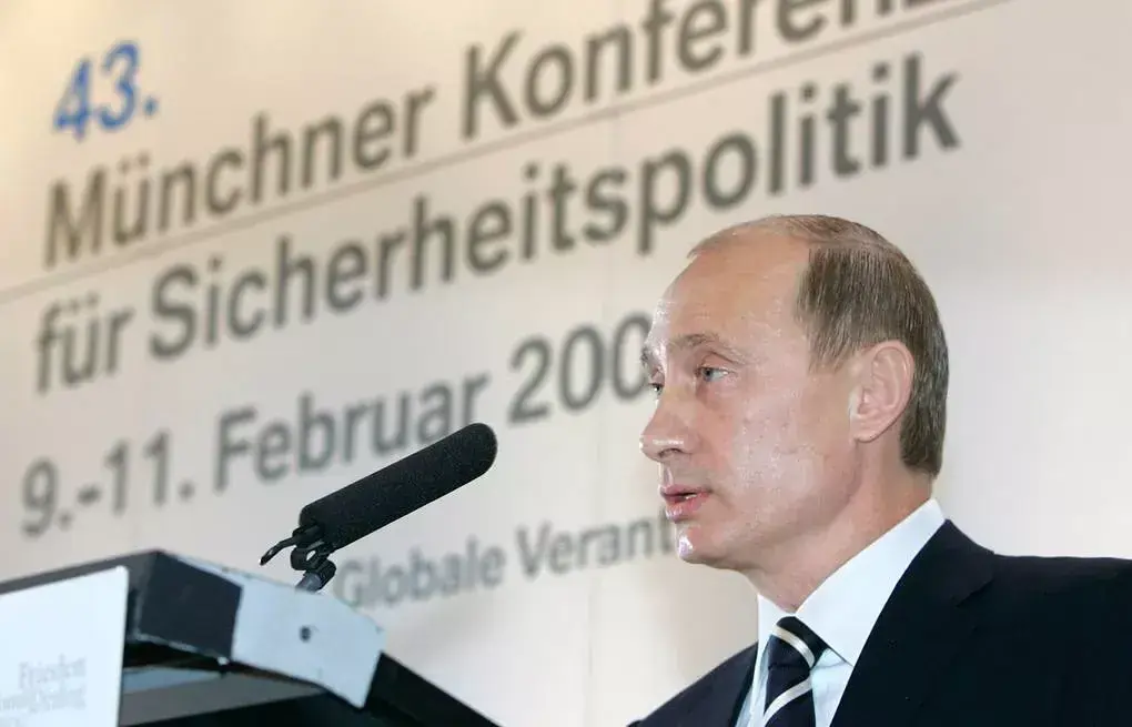 Imagem de Putin na Conferência de Munique, em 2007, falando ao microfone.
