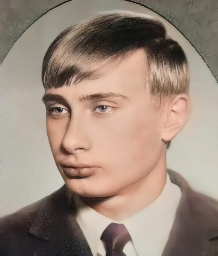 Fotografia de Vladimir Putin jovem.