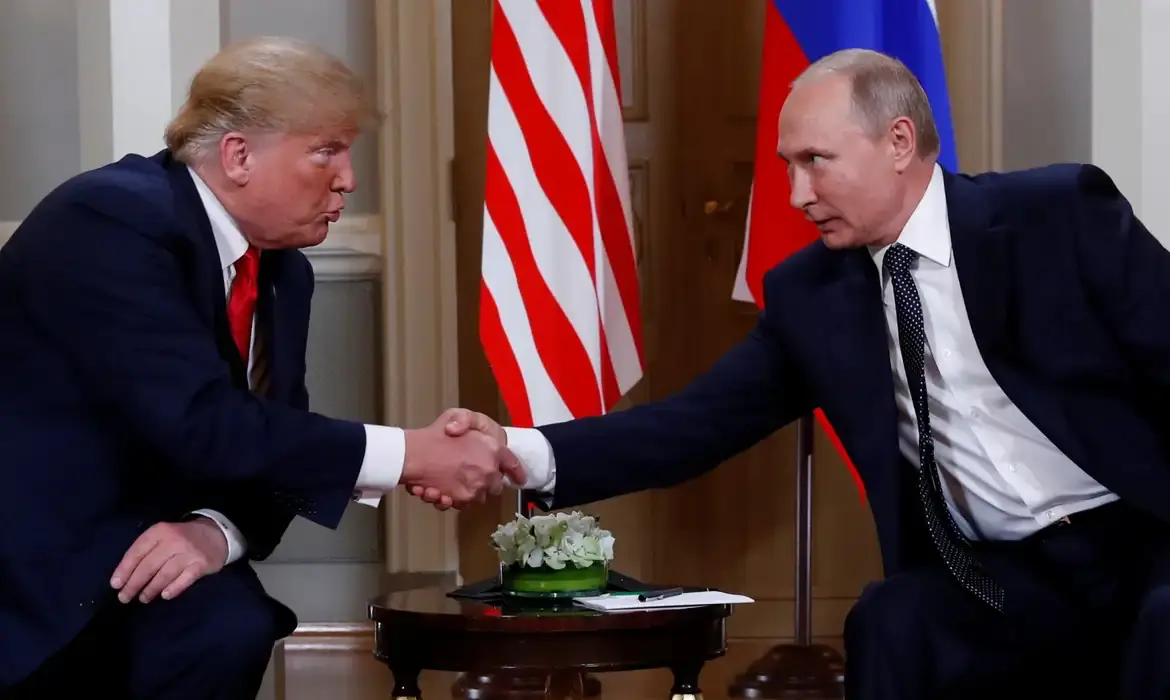 Donald Trump e Vladimir Putin apertando as mãos.