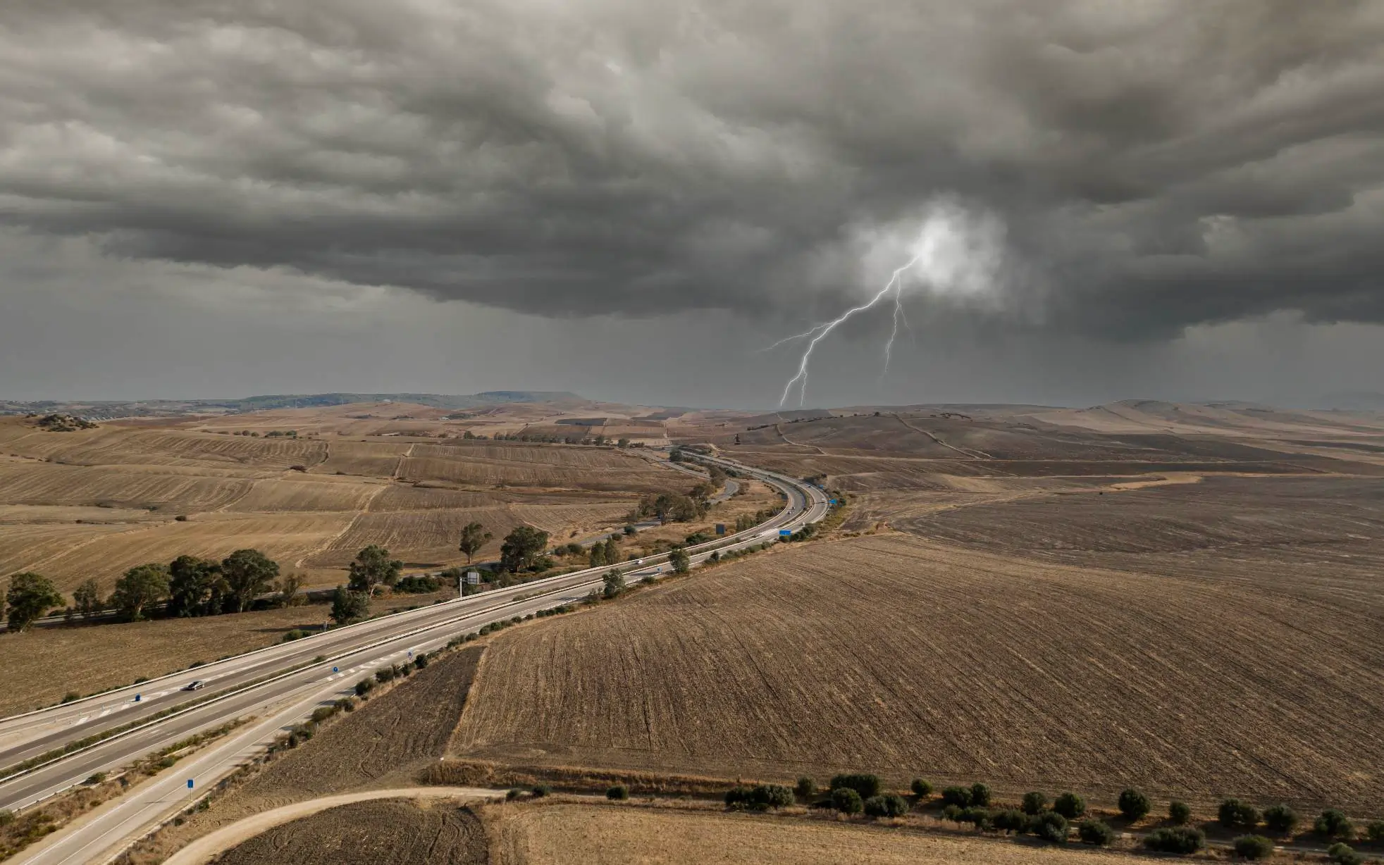 Imagem de uma Tempestade se formando. Texto: El Niño: o que é, causas e consequências