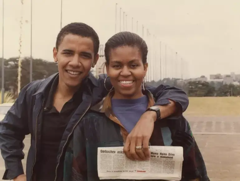 Michelle Obama e Barack Obama jovens.