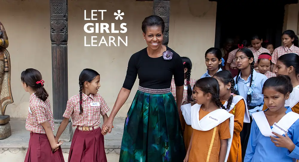 Michelle Obama cercada de jovens meninas. 