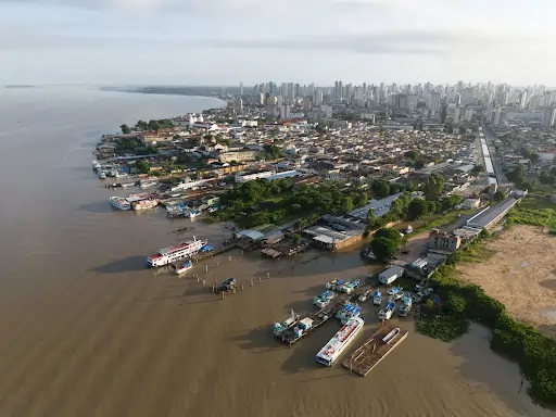 Imagem de cidade na região amazônica. Texto: História da urbanização da Amazônia