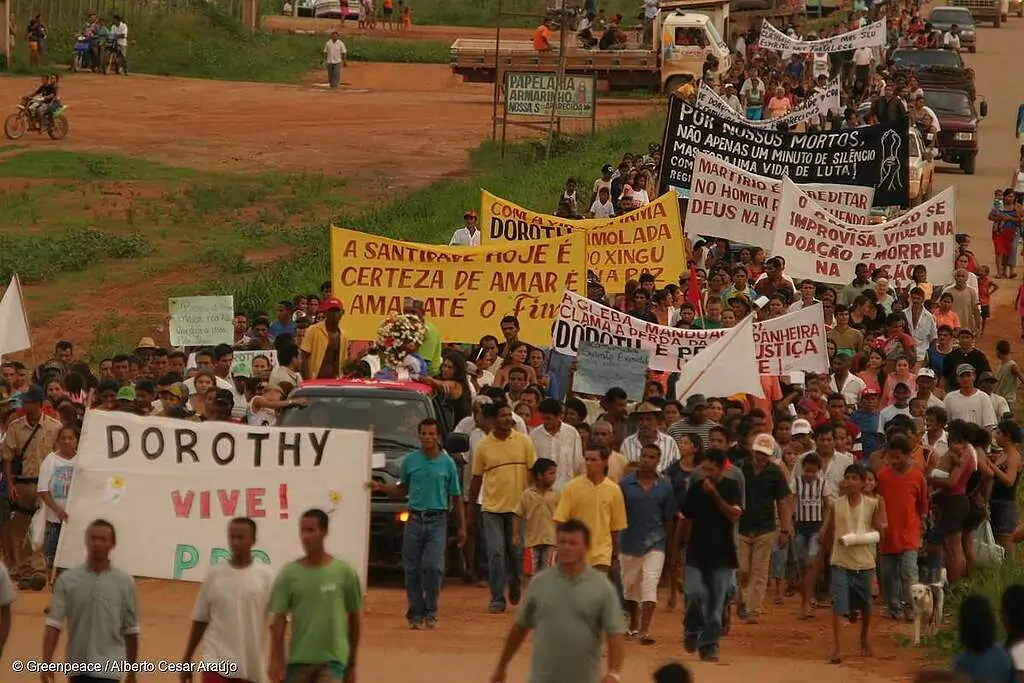 Imagem de pessoas participando de protesto em pela morte de Stang.